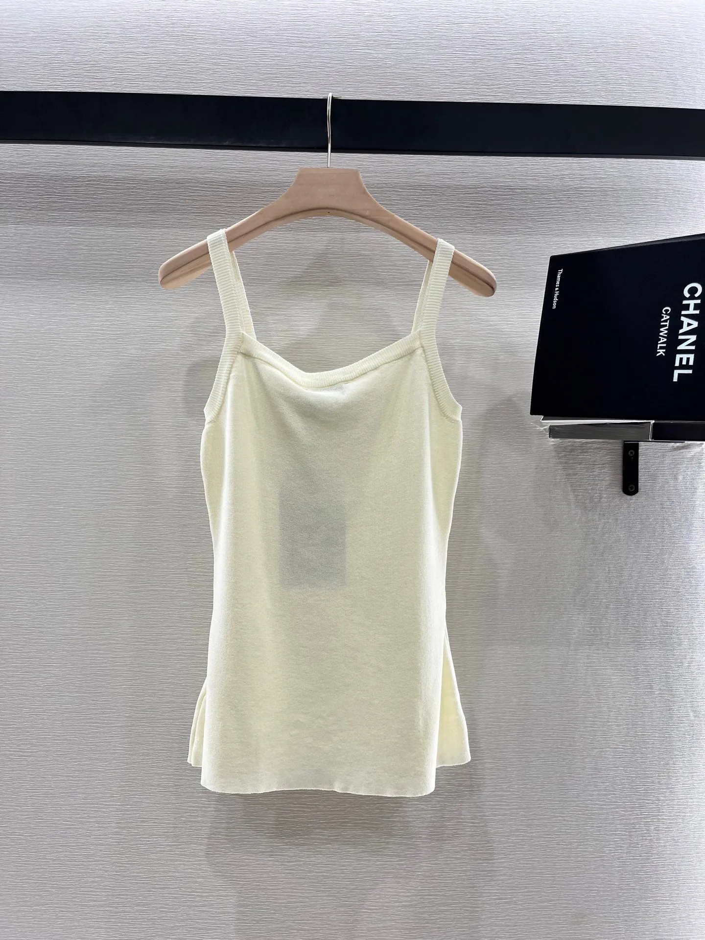 Button strap knitted vest