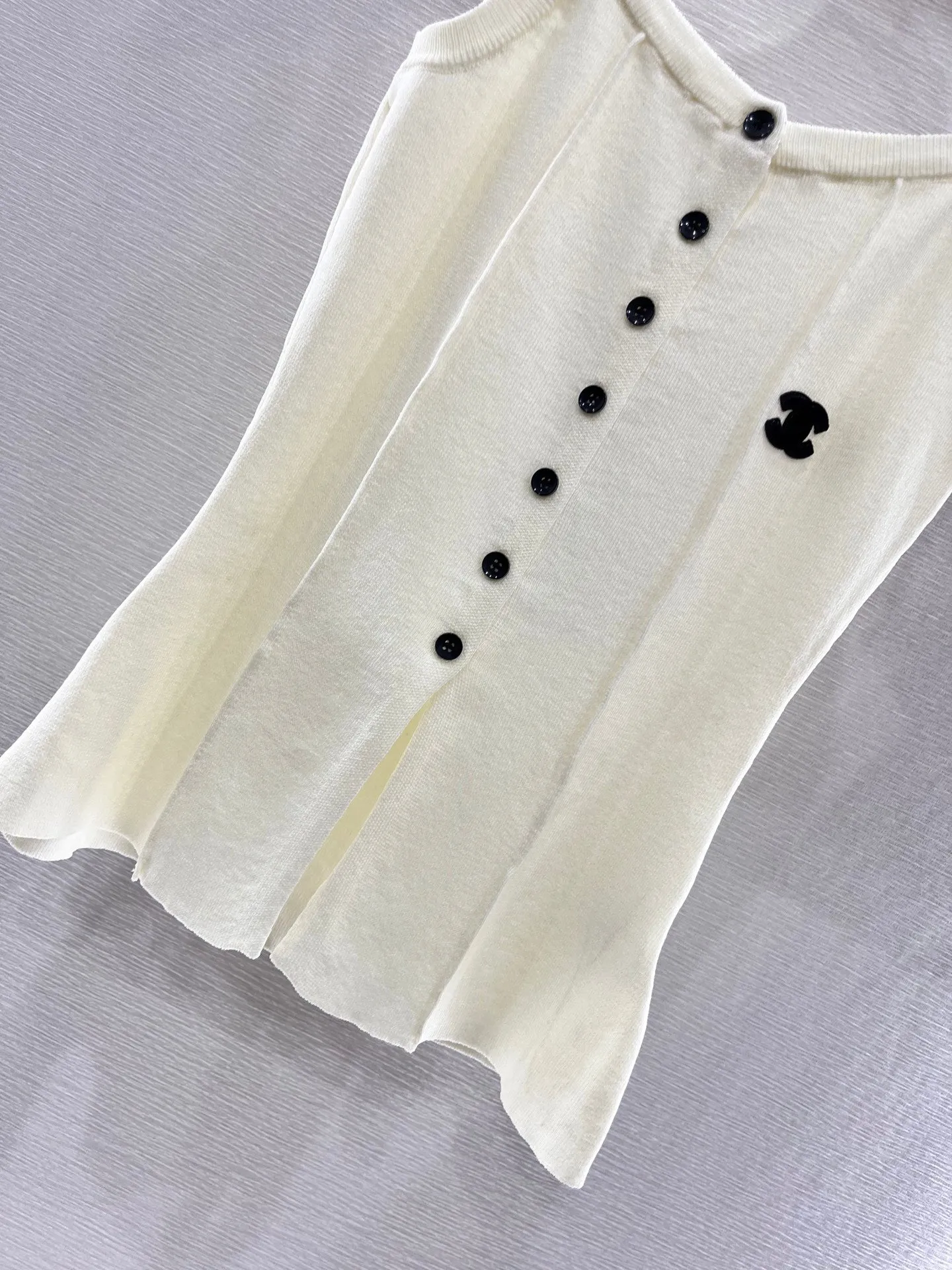 Button strap knitted vest