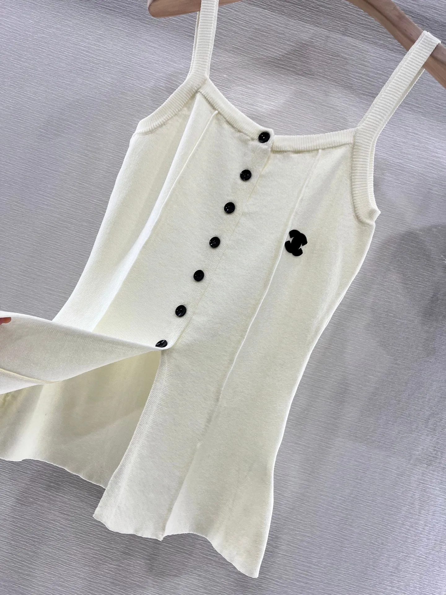 Button strap knitted vest