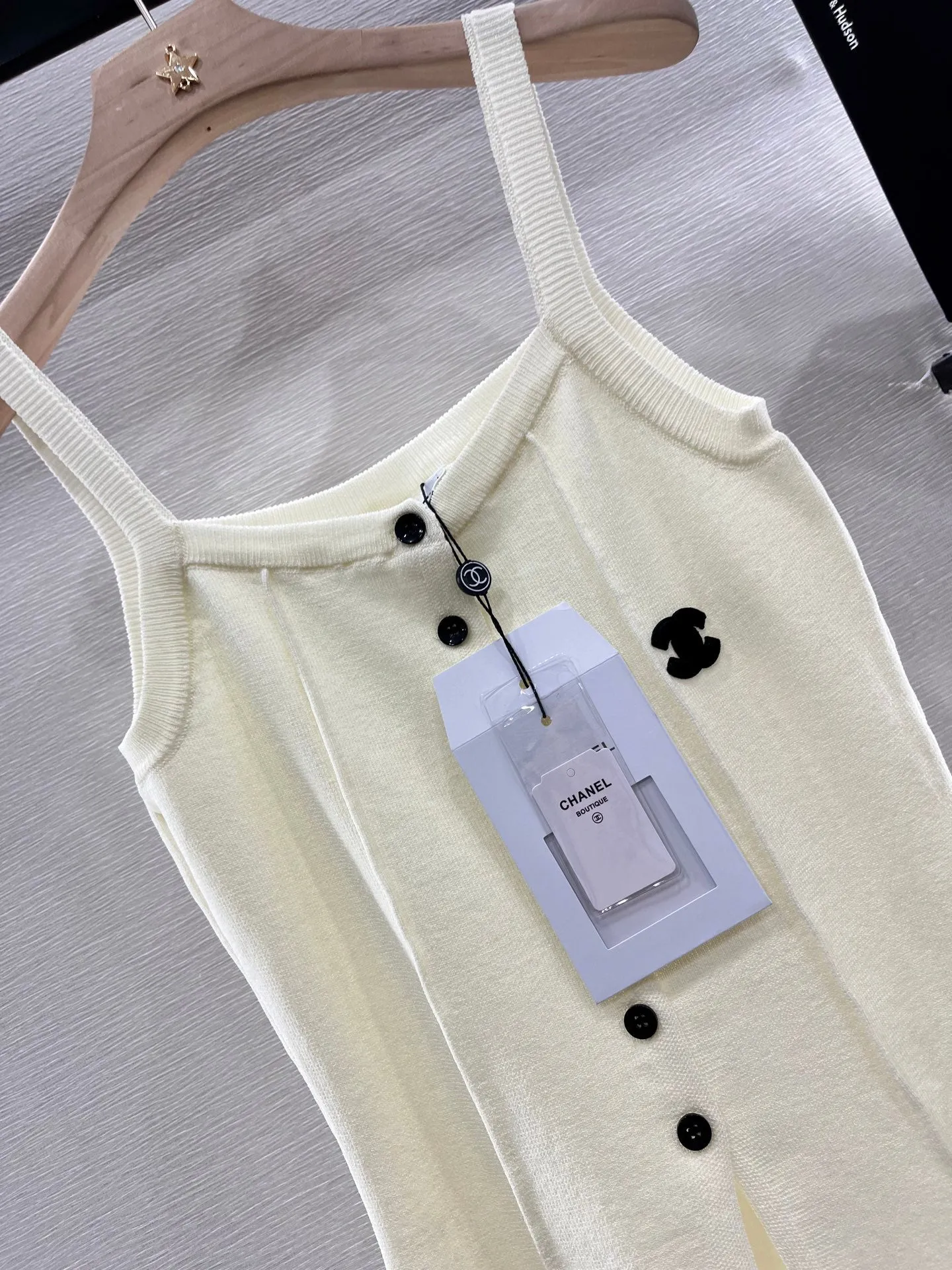 Button strap knitted vest