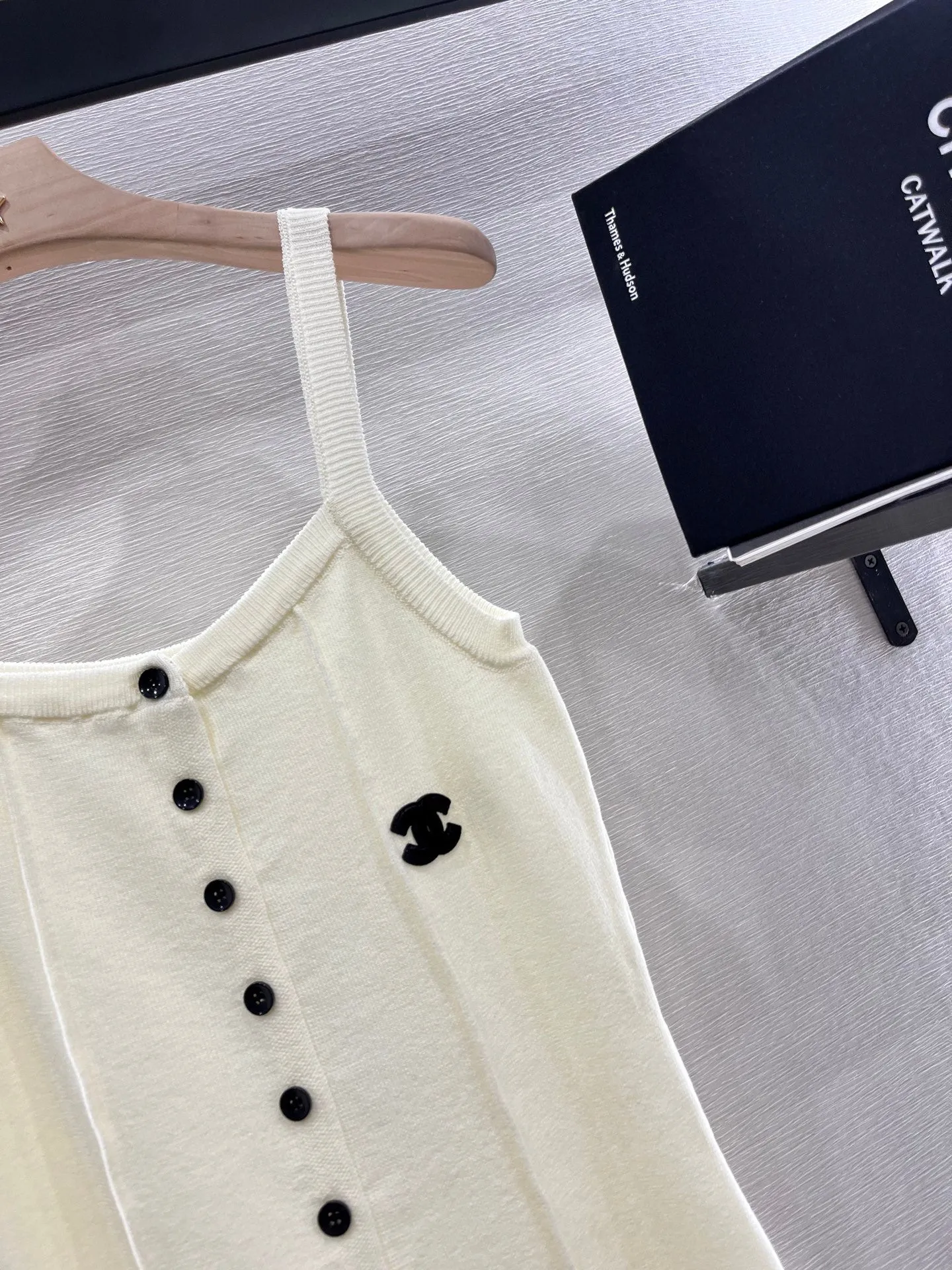 Button strap knitted vest