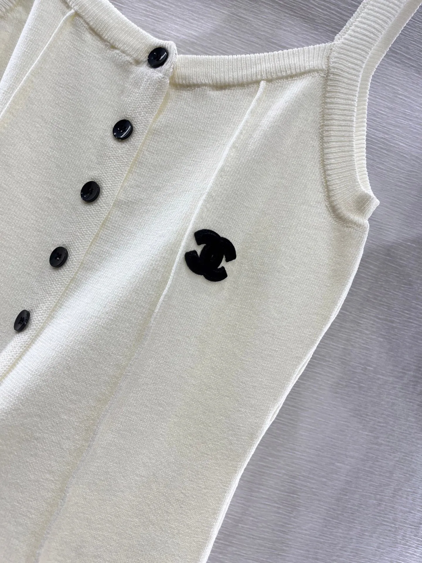 Button strap knitted vest