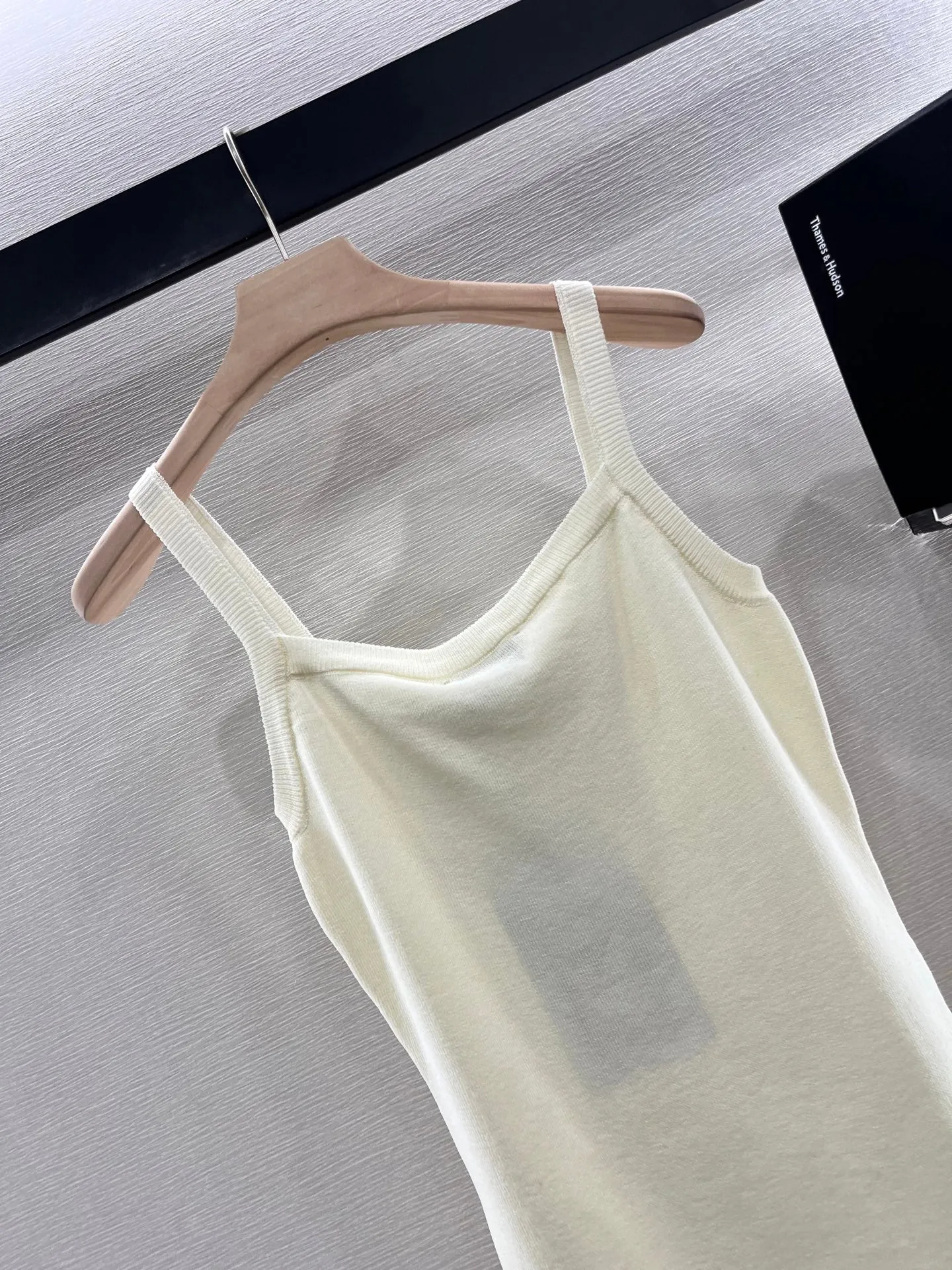 Button strap knitted vest